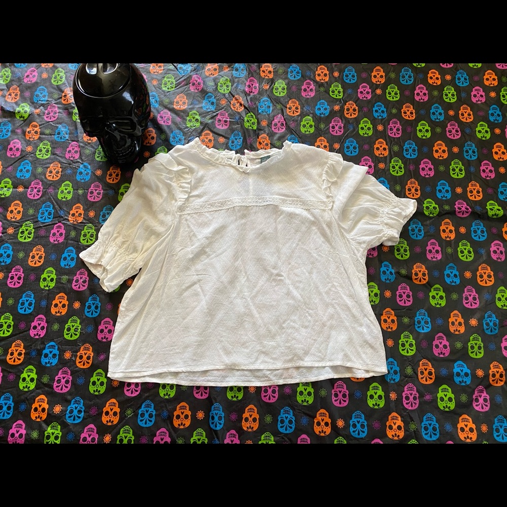 NWT-Cropped peasant style blouse